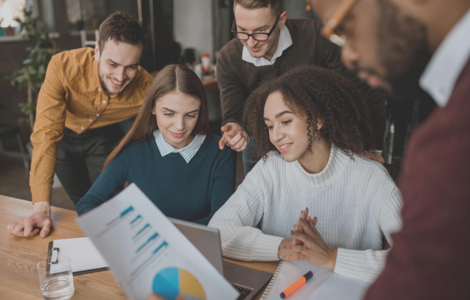 Moderne Arbeitsumgebung mit Finanzunterlagen und digitalen Tools für systematisches Lernen